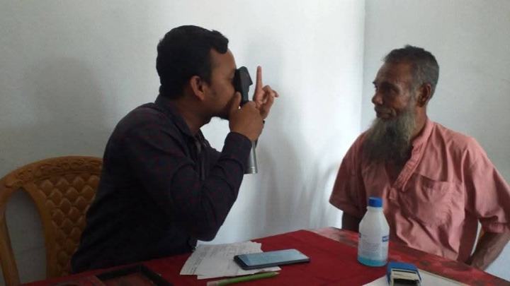ক্যাম্পে প্রবীণ রোগীর চোখ পরীক্ষা